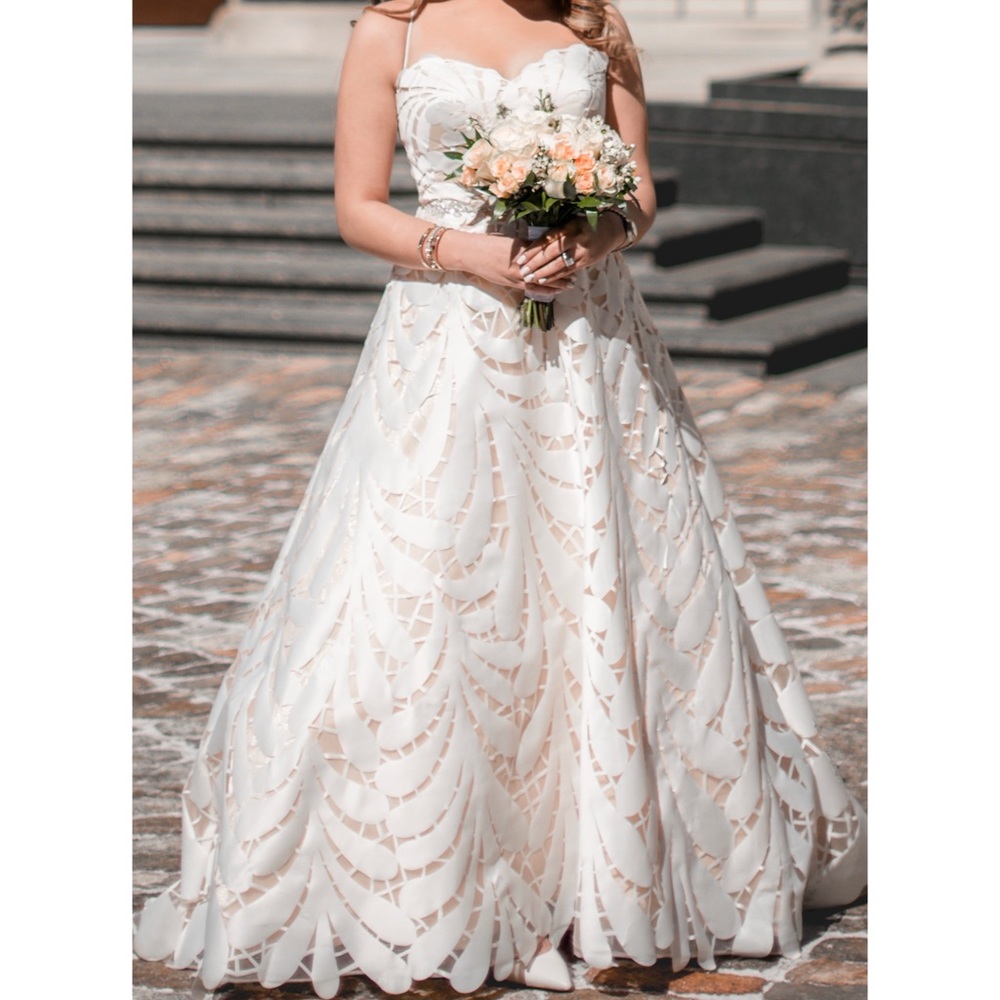 Gorgeous Wedding dress size 6 ivory/white leaves